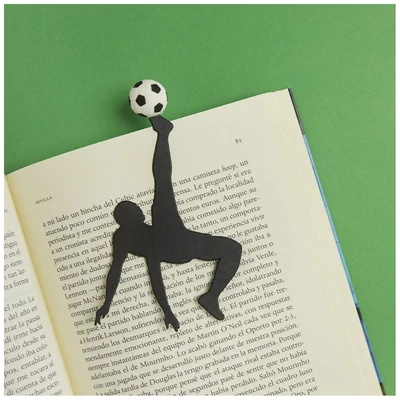 focis-konyvjelzo-labdaval